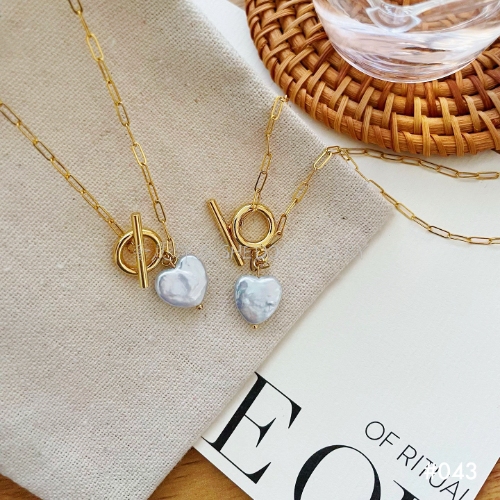 What are the main types of cultured pearls and what are their distinctive characteristics? 