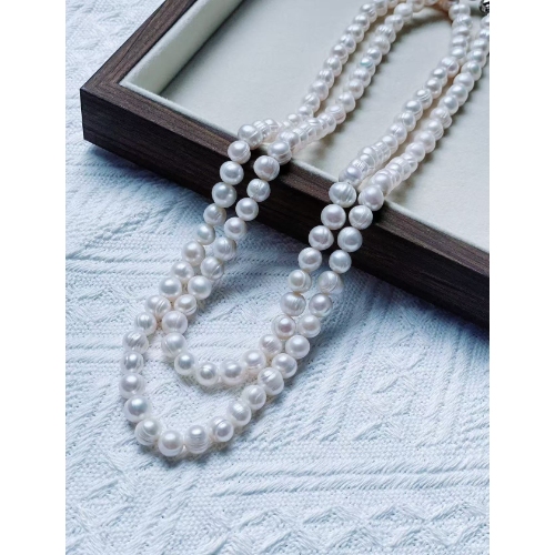 10+ Top Christmas Gift Ideas for Your Girlfriend (Part 1): Classics & Winter Essentials